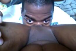 Lustig leckt schwarze Muschi